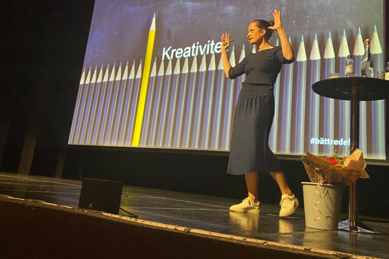 Louise Callenberg på scen i Uddevalla.